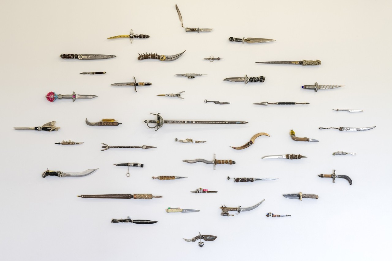 Ensemble de 50 couteaux à destination d'ami·es pour qui chaque pièce a été personnalisée. Il compose le mur d'armes d'une chevalerie queer