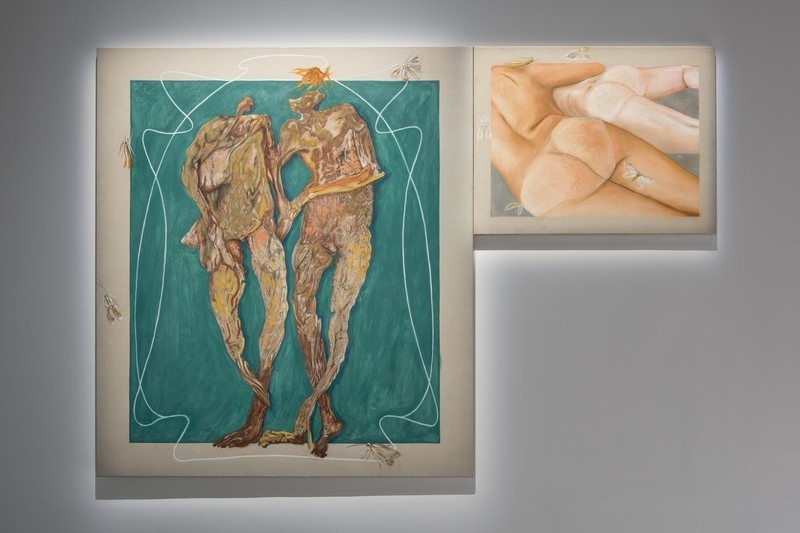 Deux peintures acryliques de différentes dimensions positionnées l'une au bord de l'autre représentant respective,ent un corps féminin et masculin rapprochés et un gros plan de deux fessiers