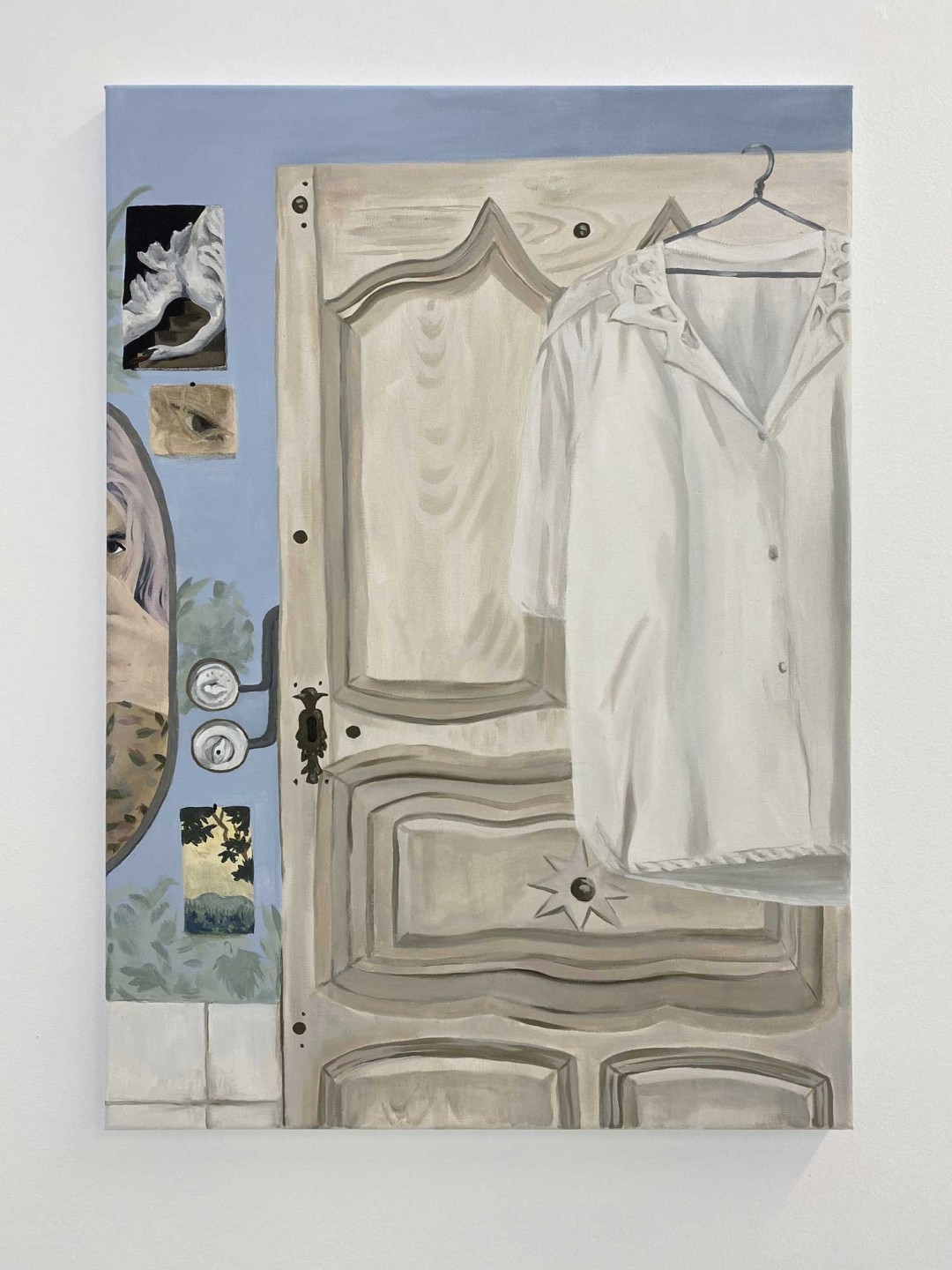 L'oeuvre est une acrylique sur toile de 70 centimètres de haut pour 50 centimètres de large. On y voit une armoire dans une pièce. Un tee shirt sur un cintre accrochée à la porte de l'armoire. On perçoit également le bord d'un mirroir, et des déssins autour.