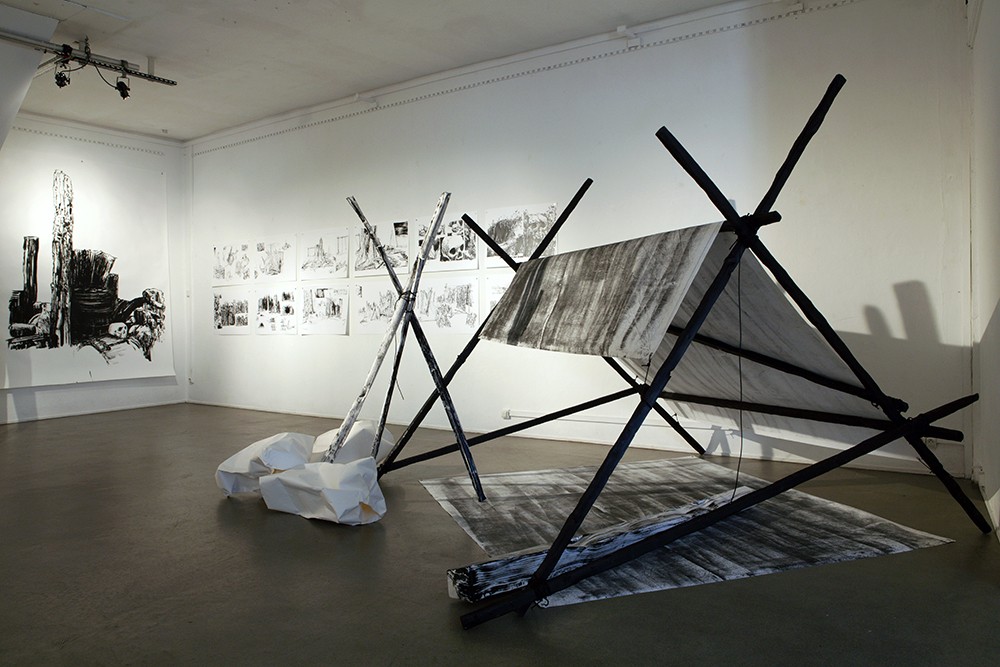 Cabane composée de papier, bois, cordelette et de dessins et estampe à l'encre de Chine