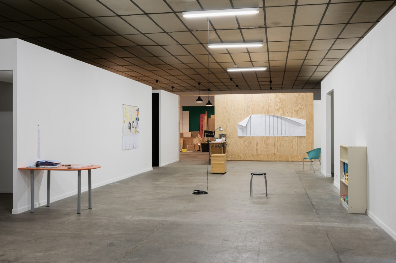 Matthieu Saladin, Les supports (scénographie d’un mobilier de bureau), 2019