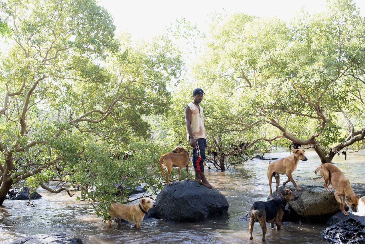 Maore 976 est le nouveau chapitre d'un projet au long cours qui prend place à Mayotte. Il porte sur le phénomène des bandes d'adolescents à Mayotte qui survivent sur le littoral.