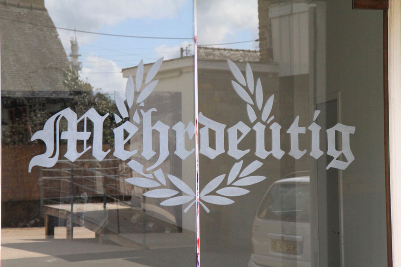 Typographie sur vitre