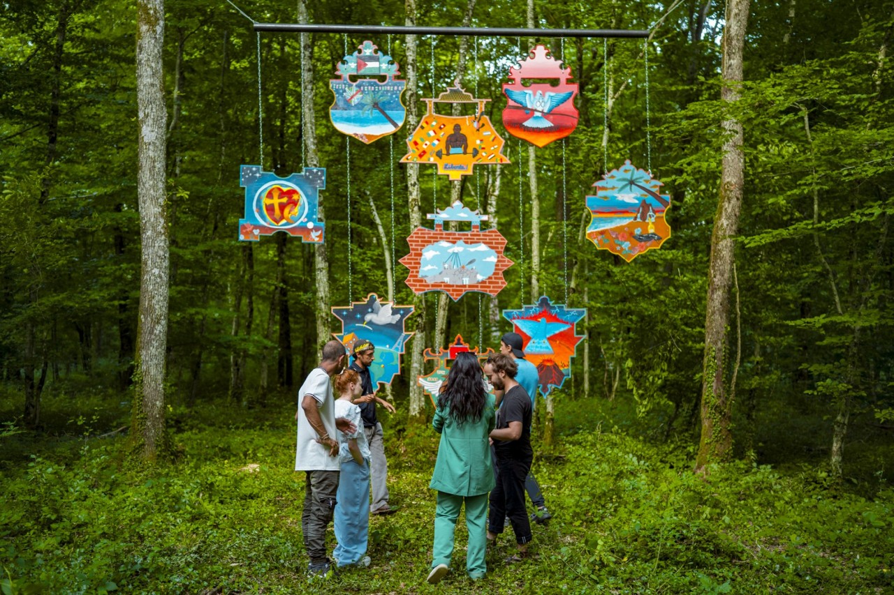 Julien Marmar, Même l’oiseau en cage chante, 2025