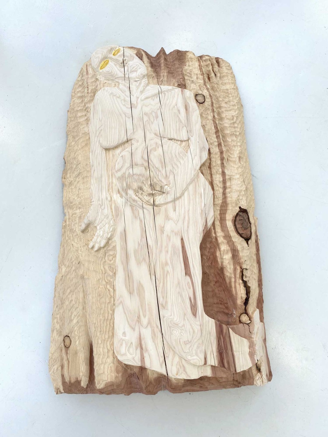 C'est un bois de séquoia de 135 centimètres de haut pour 80 centimètres de large. Dans ce bois est sculté une femme.