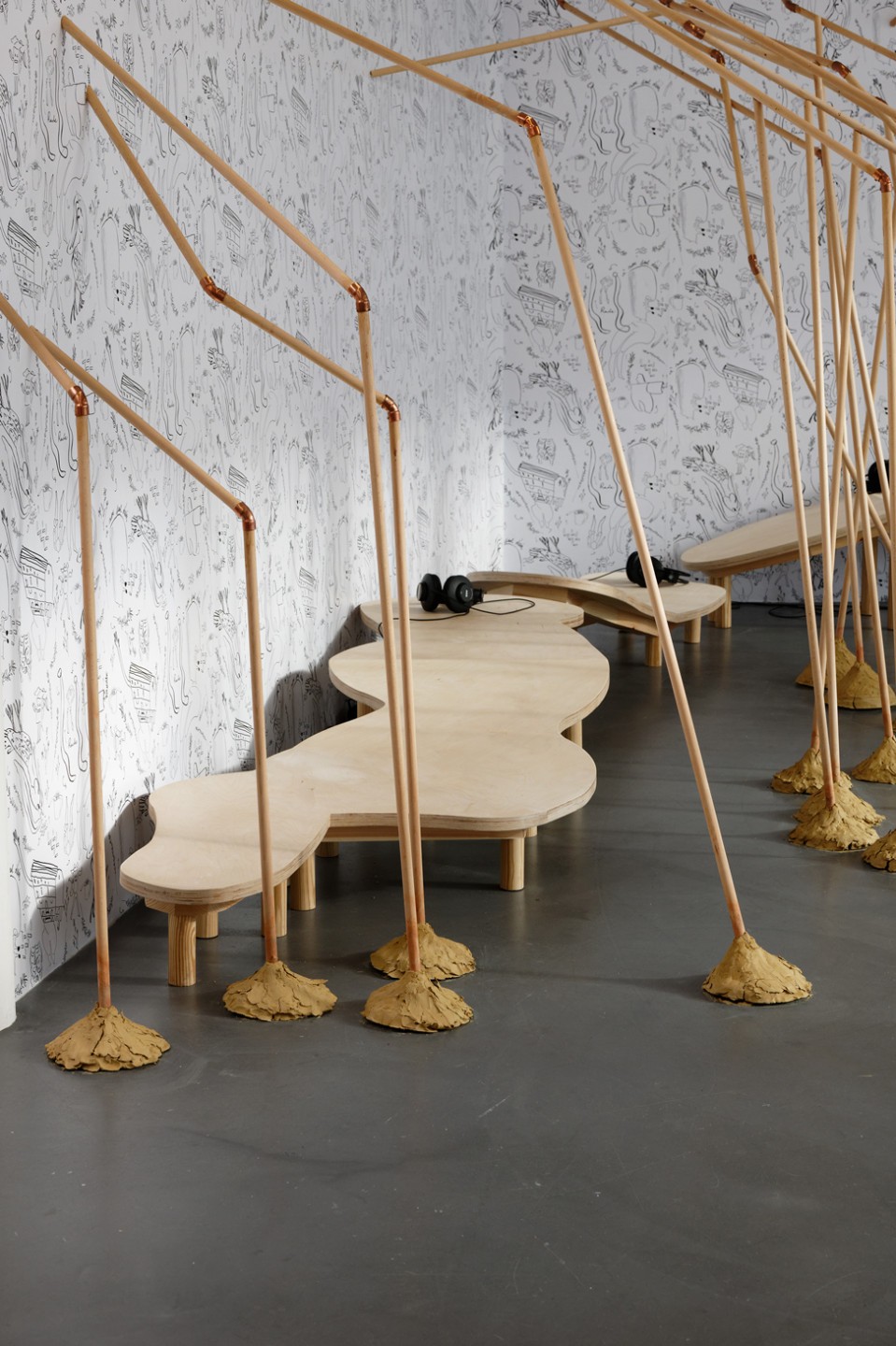 Mercedes Azpilicueta, « Mille-fleurs dans le Foyer », 2018-2020, co-production CAC Brétigny, CentroCentro et Museion, vue de l'exposition « Bestiario de Lengüitas », Mercedes Azpilicueta.