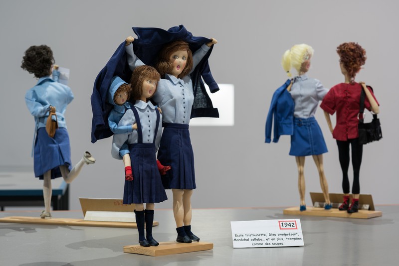 Jérôme Dupeyrat et Laurent Sfar, vue de l'exposition La Bibliothèque grise - Ch. 4 : "Objets parlants", 2021, La Ferme du Buisson, avec des figurines de La deuxième vie de Suzy B (2006-15) de Marie-Jeanne Nouvellon