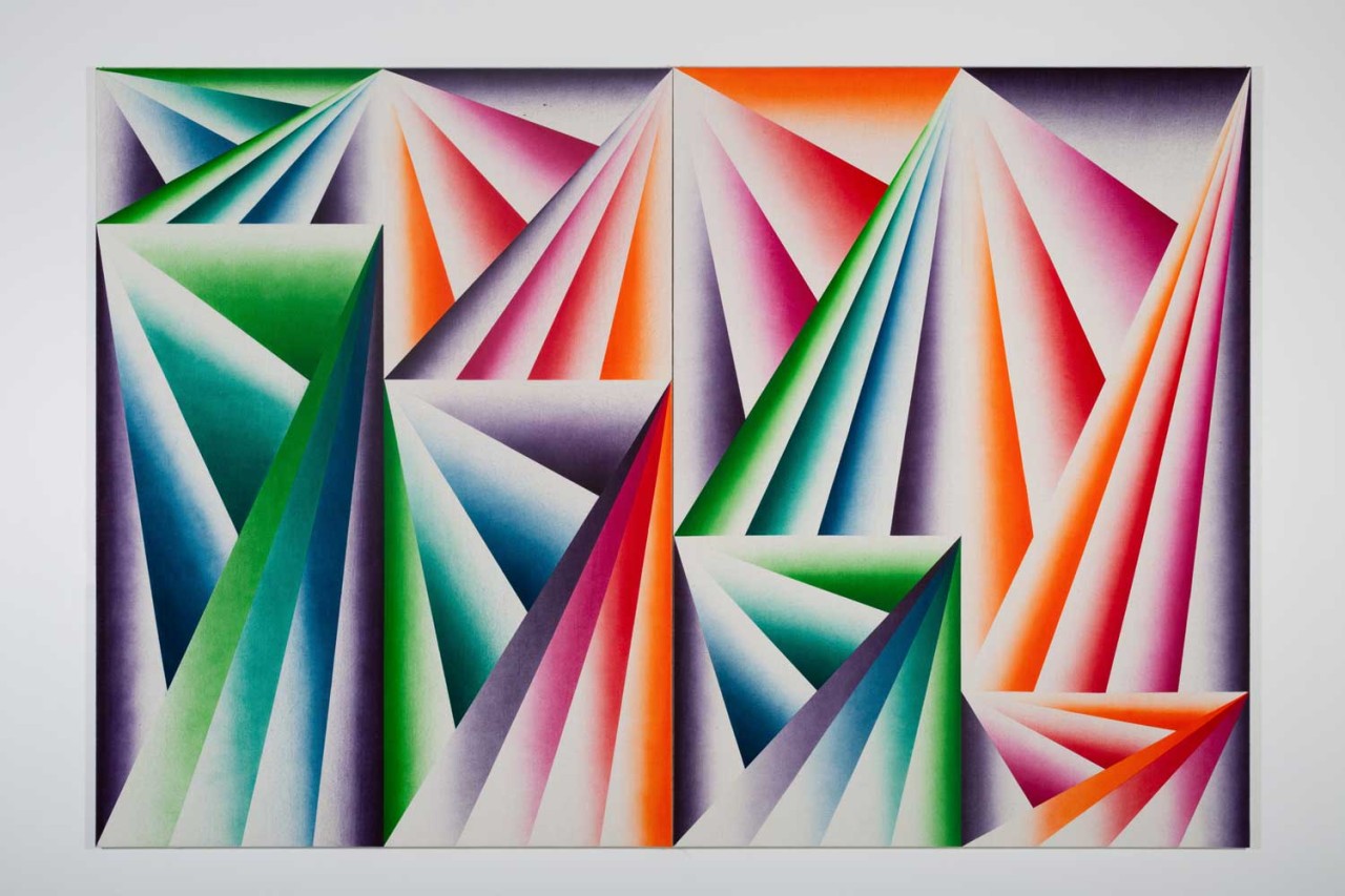 L'oeuvre est une encre sur toile de 250 centimètres de haut pour 370 centimètres de large. Nous pouvons y voir des formes triangulaires colorées.