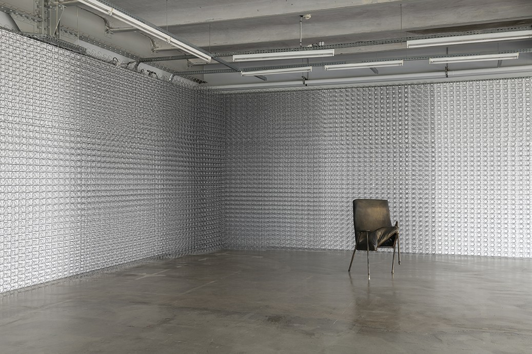 illusion d'optique dans un coin de mur réalisée à partir de ressort de matelas métalliques