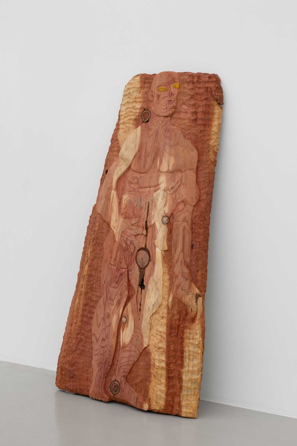 Bois de séquoia de 147 centimètres de haut pour 70 centimètres de large dans lequel est sculptée une figure masculine.