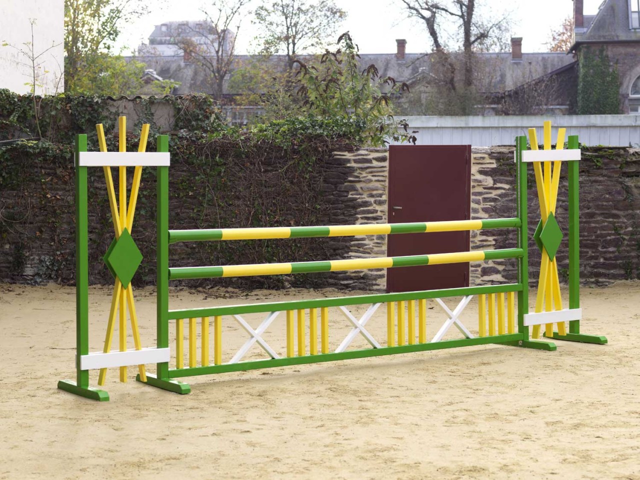 Un obstacle pour chevaux vert et jaune