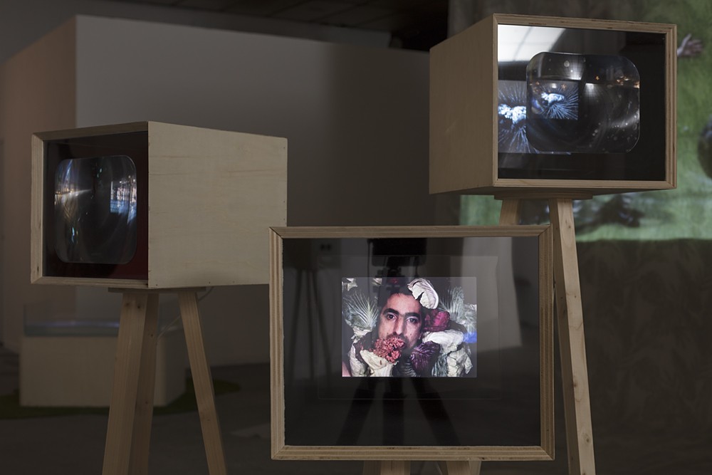 Marie Losier, Papal broken dance, 2018. Vue de l'exposition « Hello Happiness ! », BBB centre d'art, 2018.