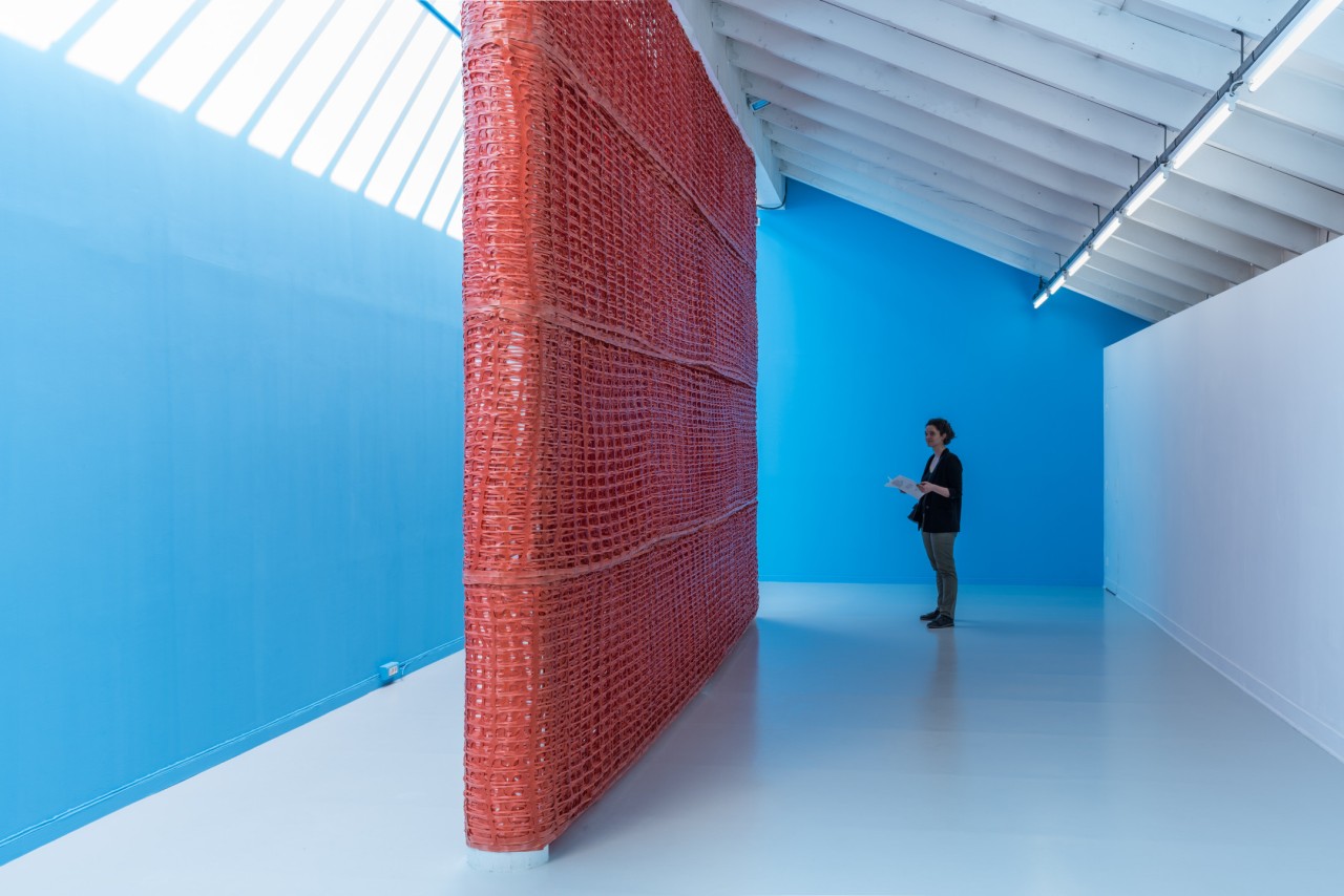 Sheena Hoszko, Périmètre de la prison de la Santé avec clôture de sécurité en plastique orange (797,35 mètres) et murs bleus de pénitencier, 2019