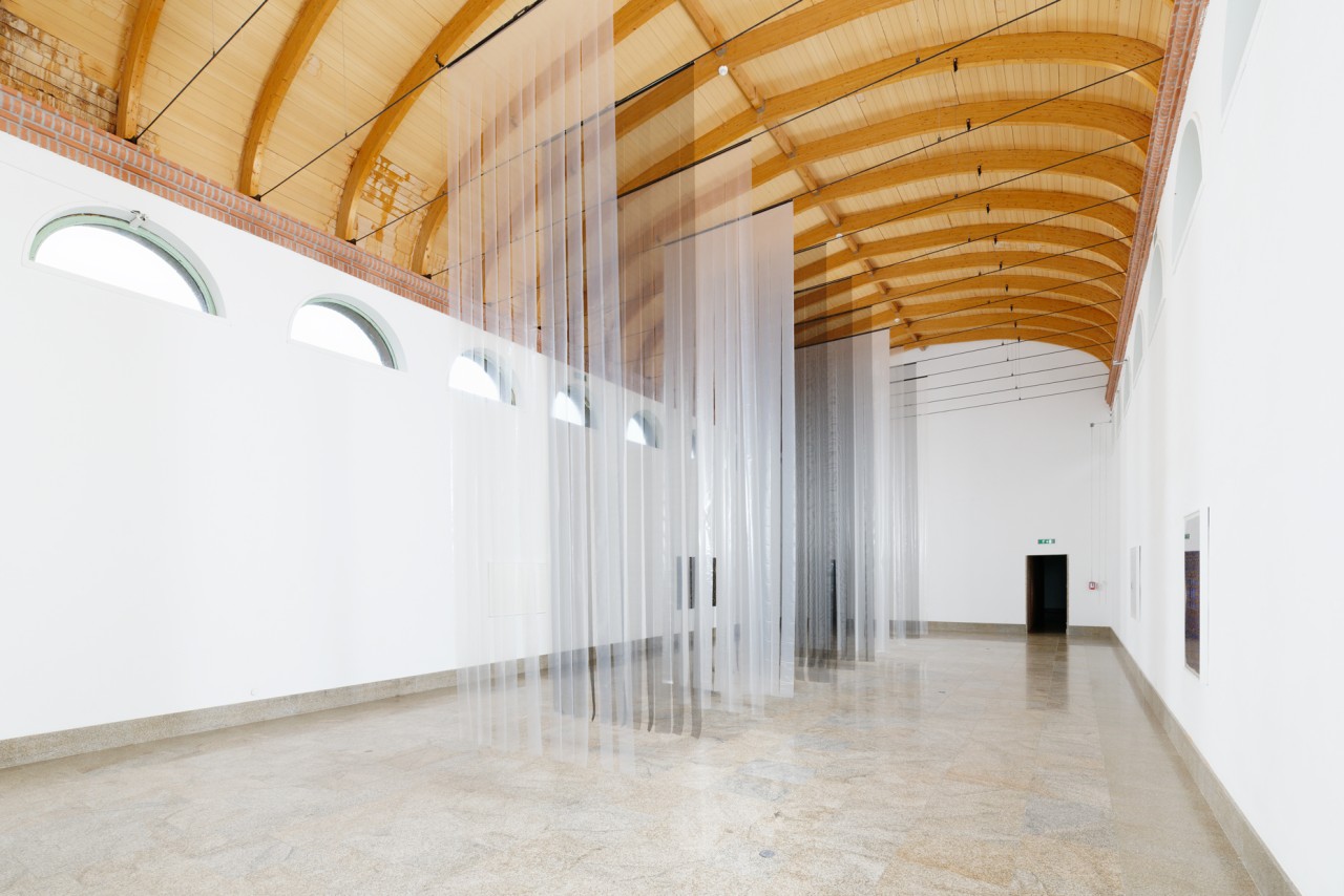 Installation monumentale. Moustiquaire, polyane