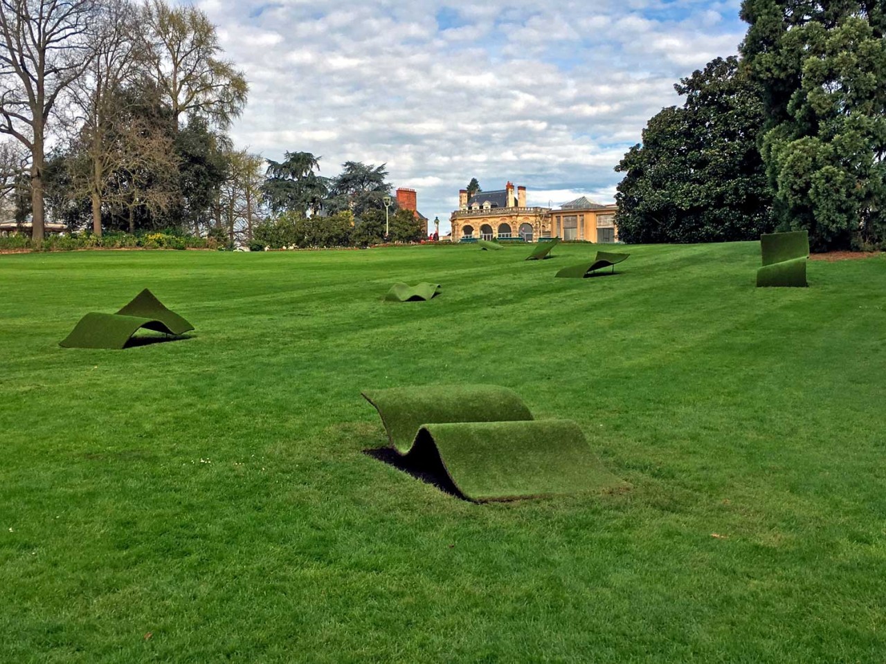 Œuvre dans l'espace public du Parc du Thabor à Rennes, ce sont des sculptures réalisées en pelouse synthétique, alumnium et résine représentant des envolées de sol d'herbe.
