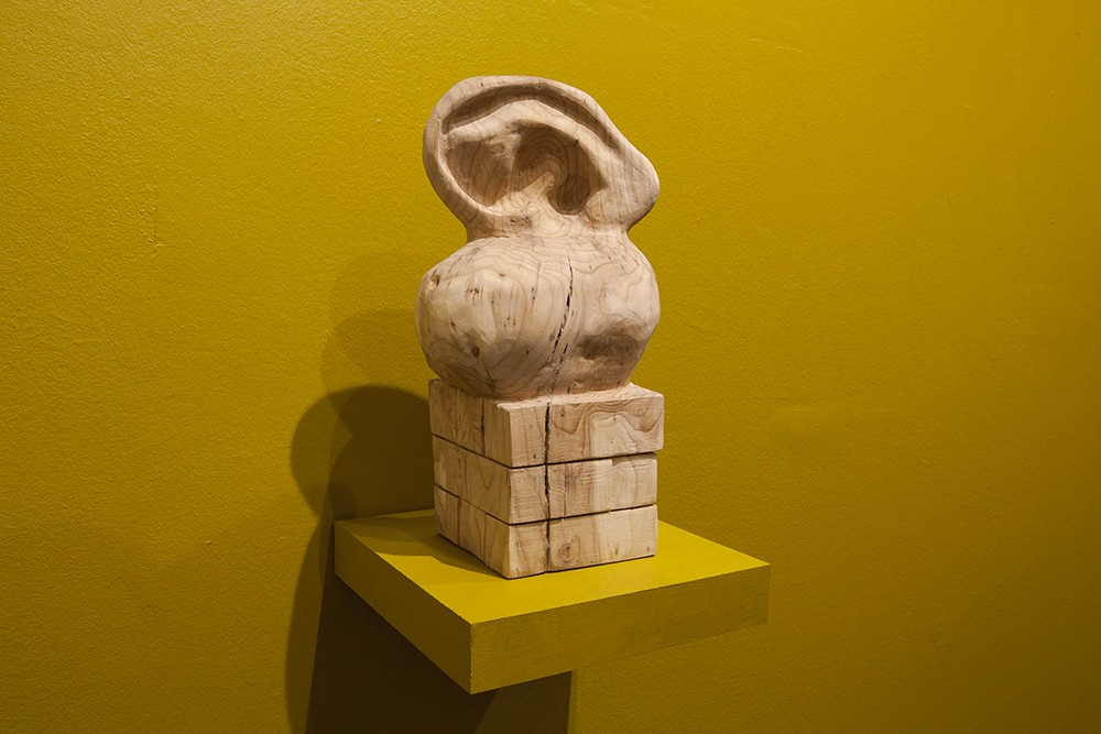 Sculpture en bois composée d'un cube en bas, d'une forme ovale au milieu et d'une oreille en haut