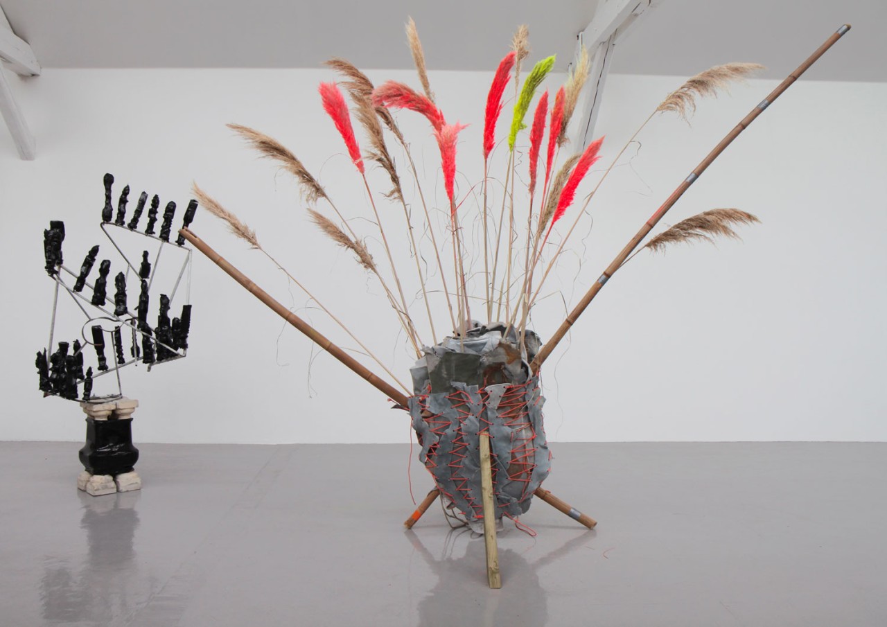 Sculpture en bambou, cuir, corde, bois, herbes et pigments