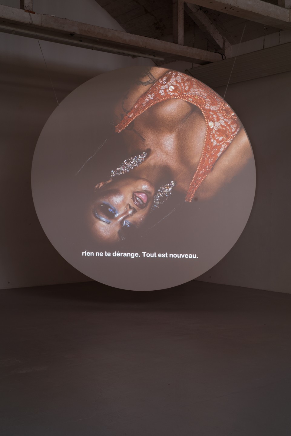 « Il s’agit d’une sorte de documentaire. J’évoque les sujets du désir et de la migration sexuelle [un concept définissant la migration motivée par la sexualité des déplacé.e.s, essentiellement la communauté LGBTQI+]. Sans être pessimiste, la forme circulaire marque l’idée d’une continuité, d’une boucle sans fin de discrimination.»