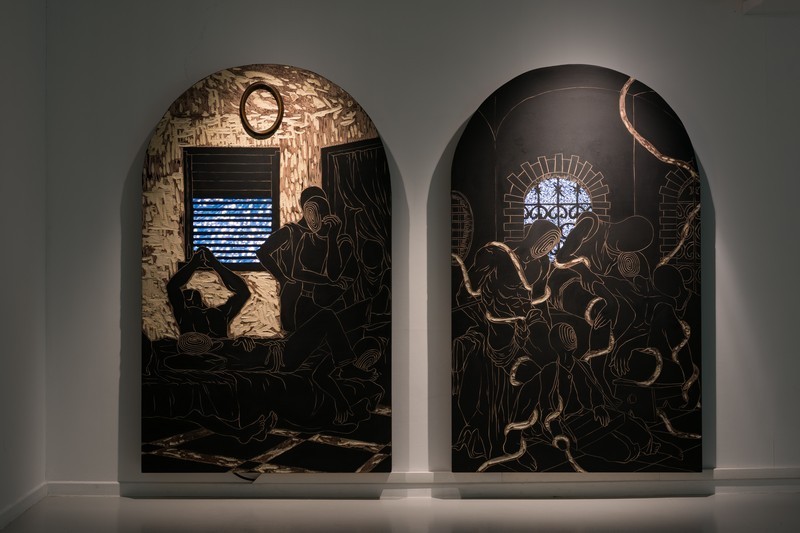 Saudade 1 et 2 est un diptyque en arches : panneaux en contreplaqué gravé avec dessins, intégrant écrans vidéo, scènes intérieures et figures, tons sombres.