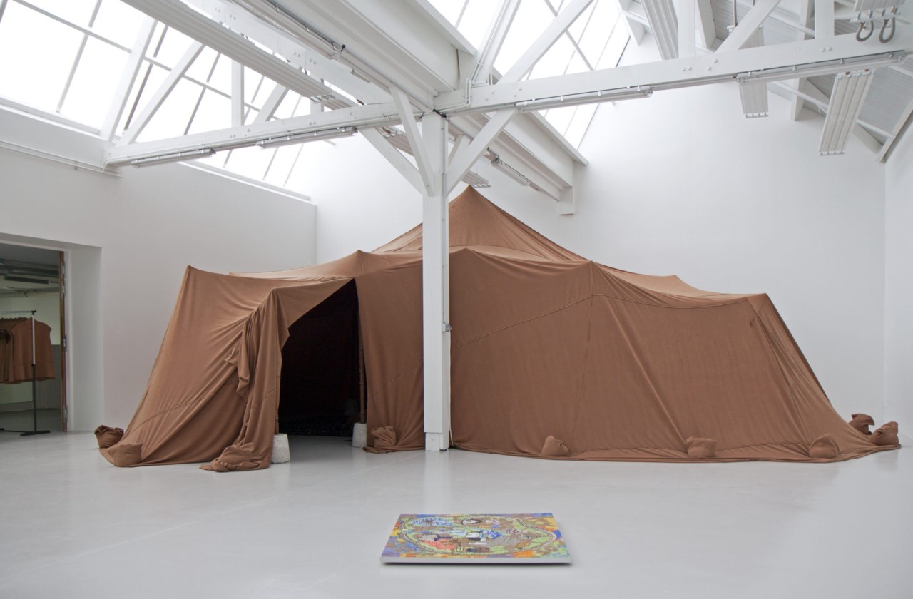 L'installation est une grande tente de tissus dans laquelle des images sont projetées.