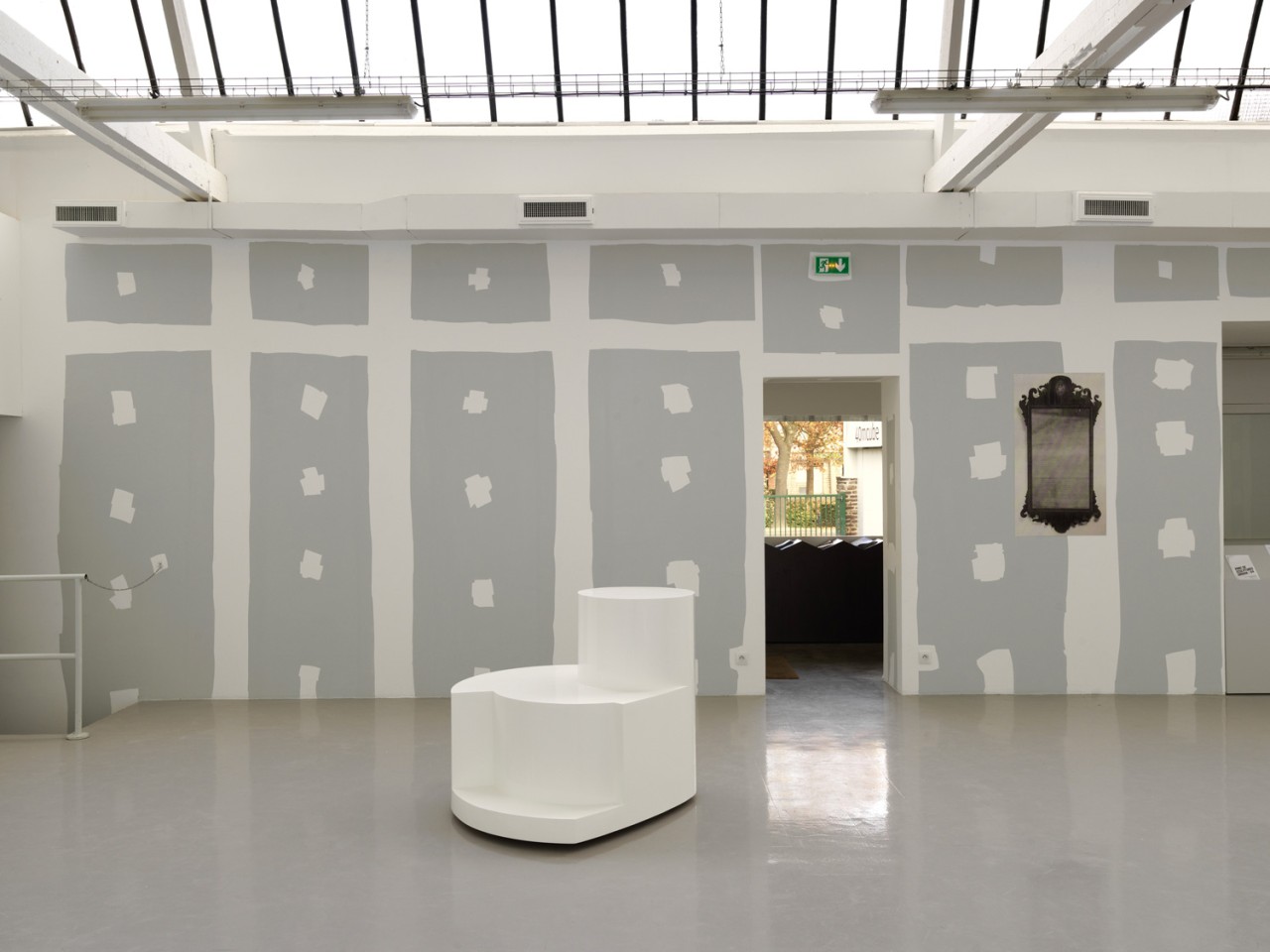 Trompe-l'oeil representing a wall that is not coated and painted