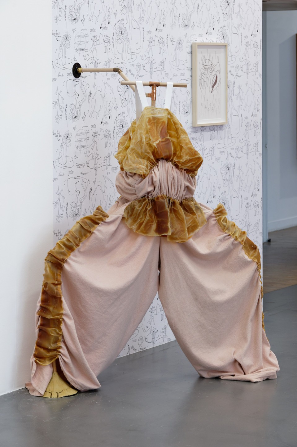 Mercedes Azpilicueta, « Soft Armour III (Micheline) », 2018, coproduction CAC Brétigny, CentroCentro et Museion, vue de l'exposition « Bestiario de Lengüitas », Mercedes Azpilicueta.