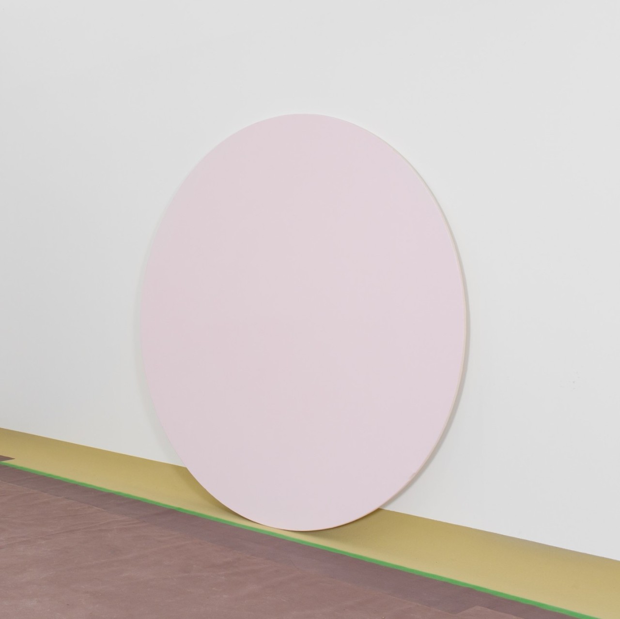L'oeuvre est une peinture acrylique rose sur toile de coton de forme circulaire de 200 centimètre de diametre.