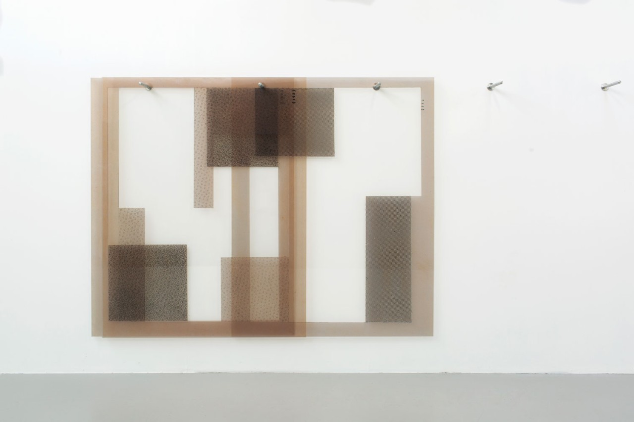 L'oeuvre est composée de 3 impressions sur plexiglas et 5 tubes en aluminium brossés.