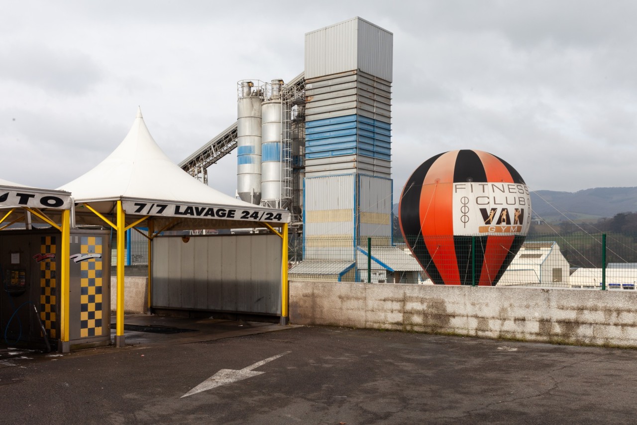Nicolas Giraud et Bertrand Stofleth, Station de lavage automobile, club de remise en forme et centrale à béton, 2015 – L’Horme, 2022