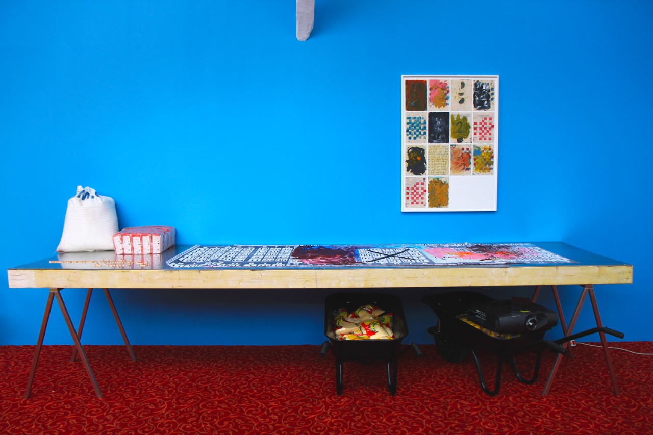 Table installation d'Oscar Murillo