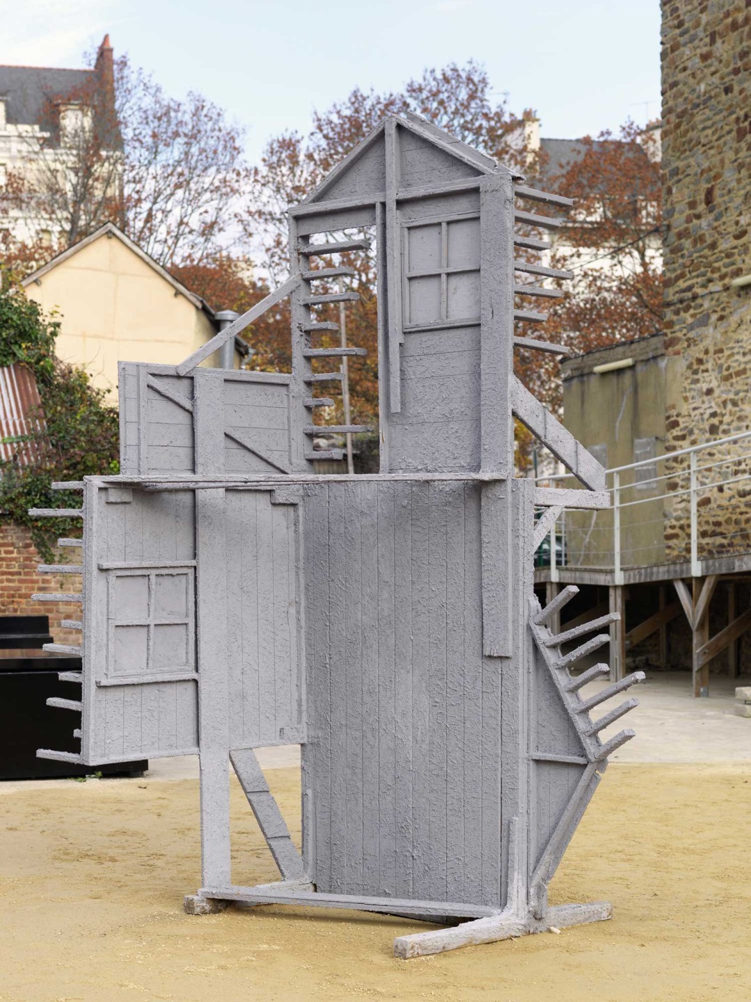 Maisonnette en bois déconstruite en crépi