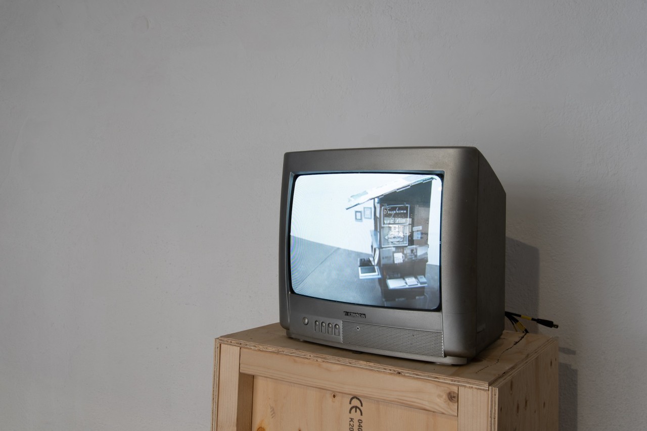 Un écran cathodique sur un socle retransmet les images d'une caméra de surveillance