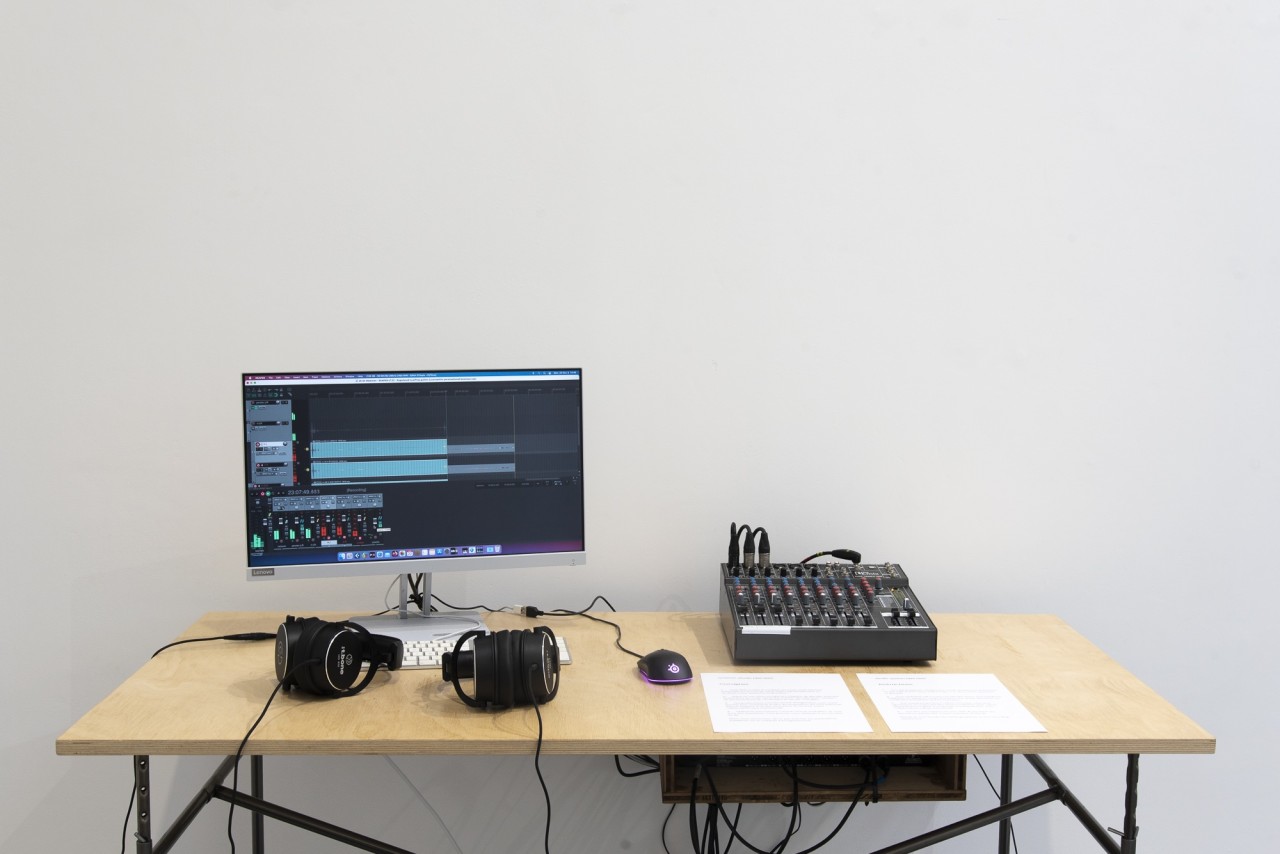 Un ordinateur, une console son et des casques. Le public est invité à s'enregistrer dans cette oeuvre.