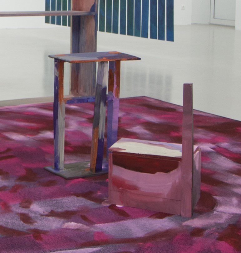 L'oeuvre est composée de deux meubles en bois repeint de plusieurs couleurs.