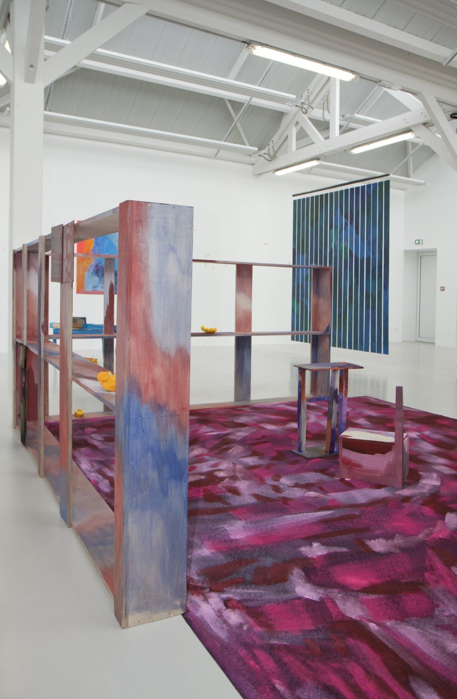 L'oeuvre est un tapis de moquette de 4 mètres par 3, repeint par des traits grossiers de peinture en diffèrentes nuances de rouge.