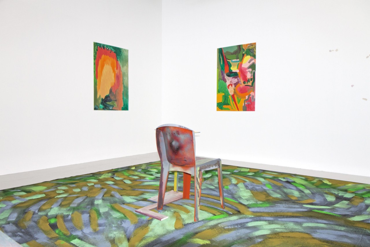 L'oeuvre est un tapis de moquette de 4 mètres par 4, repeint de grands coups de pinçeau de différentes couleurs.