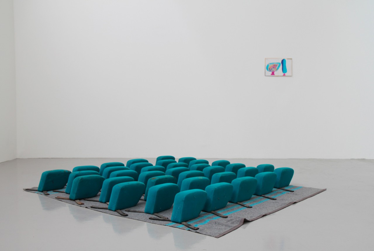 Installation avec fauteuil en velour et métal de spectacles