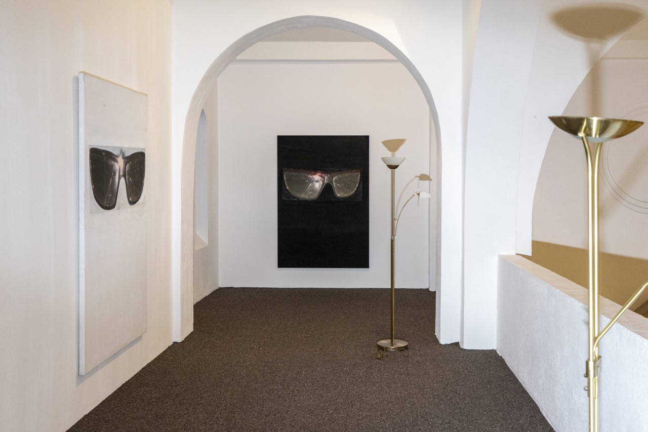 Tobias Spichtig, Teppich braun und ständerlampe #1, 2019
