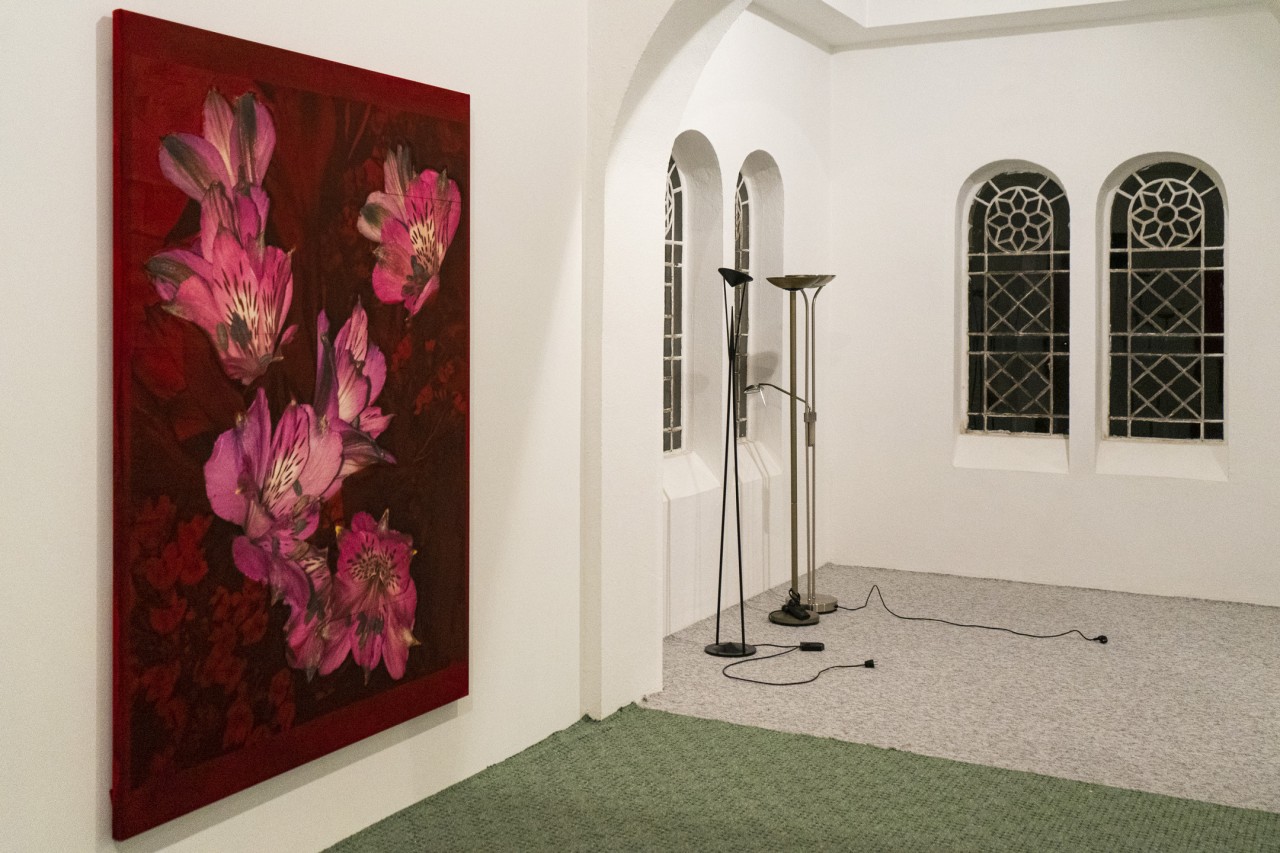 Tobias Spichtig, Teppich grau und ständerlampe #2, 2019