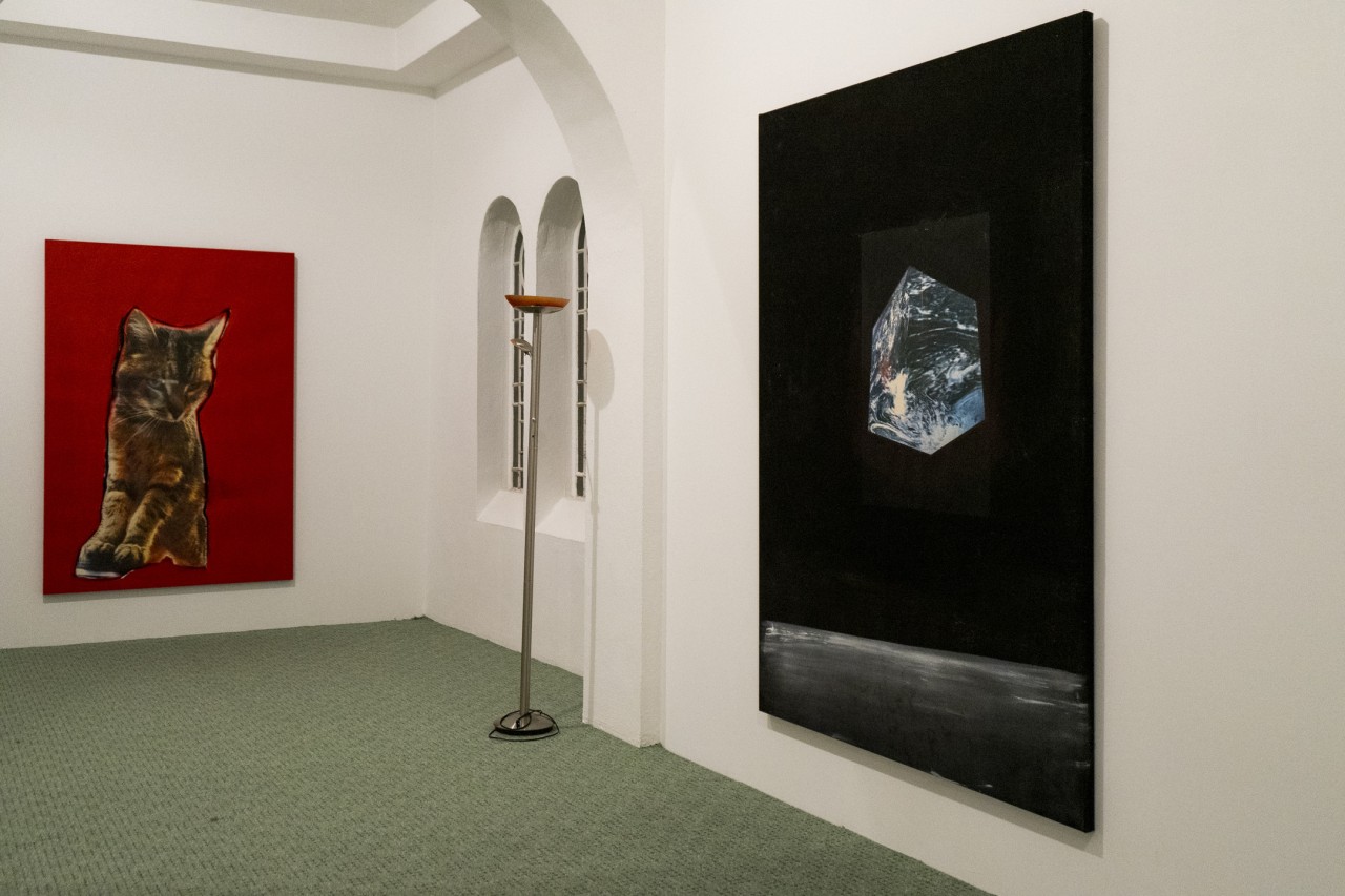 Tobias Spichtig, Teppich grün und ständerlampe #3, 2019