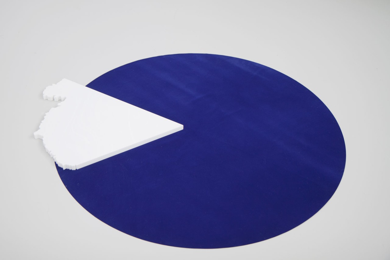 L'oeuvre est une  Installation de forme ovale, de 67 centimètres de long pour 45 centimètres de large. c'est un diagrame en cercle composé d'une grande partie d'environ 75% en textile bleu et une seconde parti, dont l'arc prend les fomes d'un relief géographique d'île, en corian.