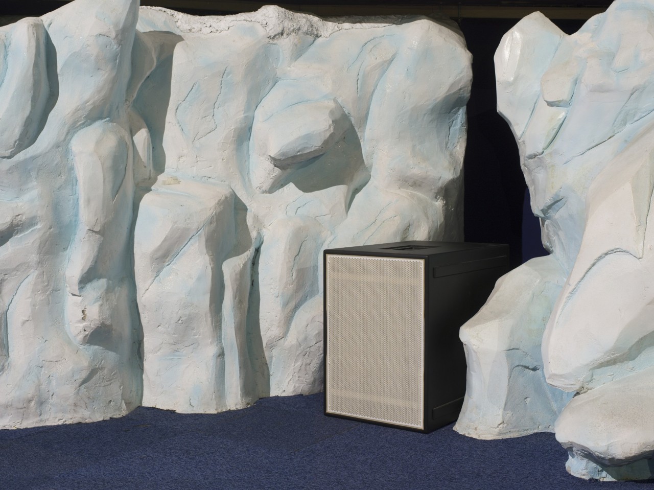 Vincent Malassis a déposé, dans un décor artificiel de glacier du pavillon polaire d’Océanopolis - Brest, une enceinte. A travers la question de la représentation des pôles Nord et Sud, l’artiste s’interroge sur son appropriation des sons sous-marins et de l’imaginaire qu’ils produisent sur les êtres humains.