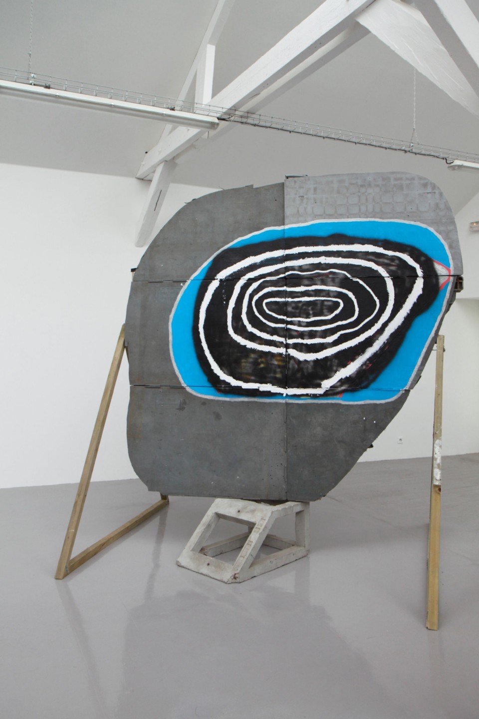 Sculpture représentant une cible abstraite