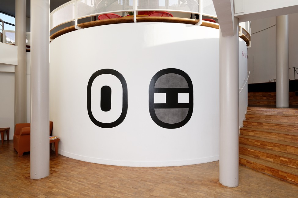 Louise Aleksiejew, « Tit for Tat (cocard) », 2020, coproduction CAC Brétigny—Théâtre Brétigny, vue de l'exposition «Tit for Tat», Louise Aleksiejew et Antoine Medes, Théâtre Brétigny, 2020