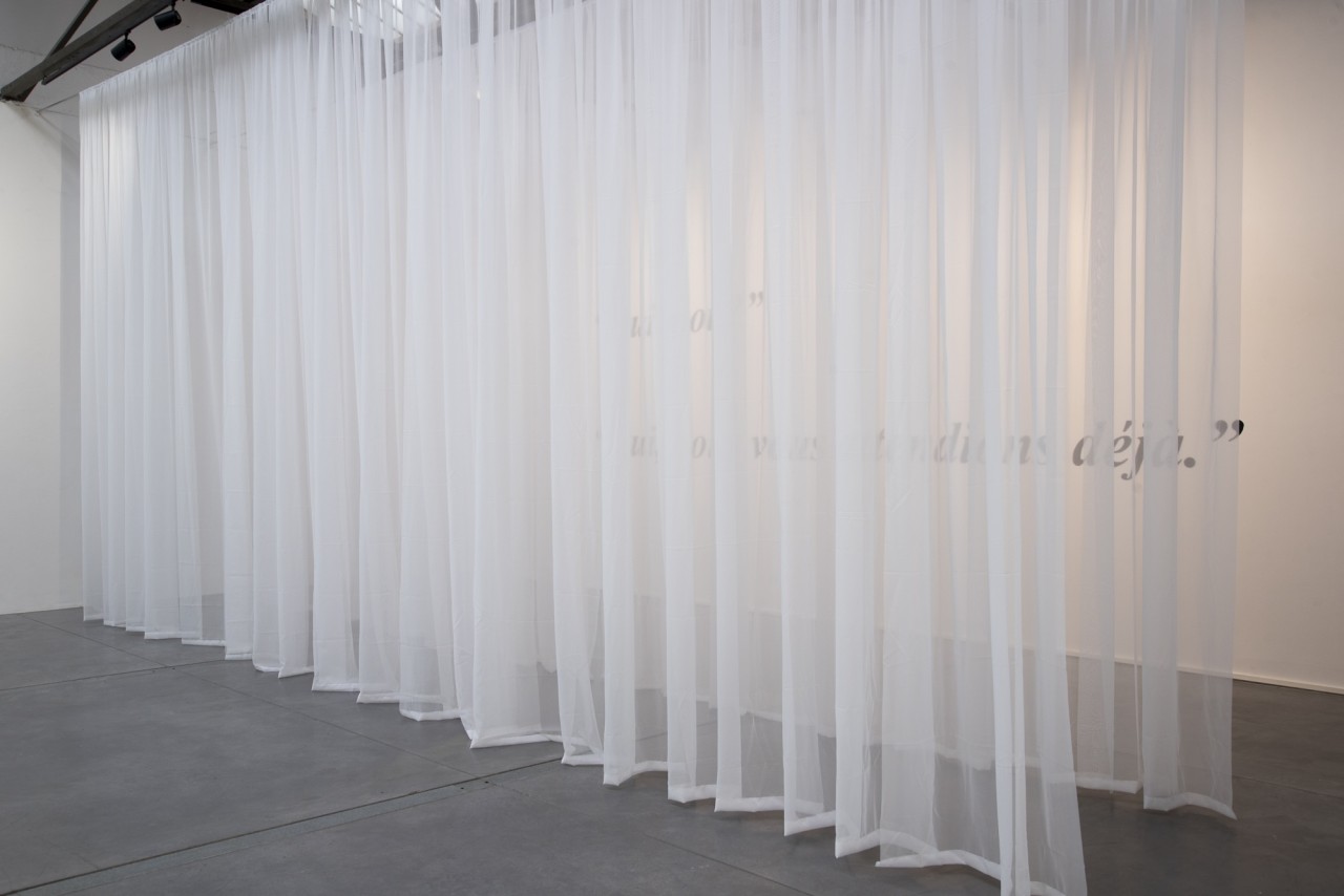 Grands rideaux transparents tranversant l'espace
