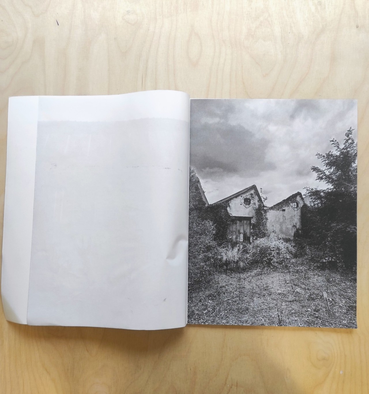 Edition ouverte avec photographie d'une usine abandonnée