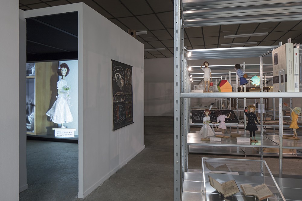Jérôme Dupeyrat et Laurent Sfar, Un livres, 2018. Vue de « La Bibliothèque Grise - Ch : 2 La Réserve », une collection proposée à l'usage par Jérôme Dupeyrat et Larent Sfar, BBB centre d'art, 2018.
