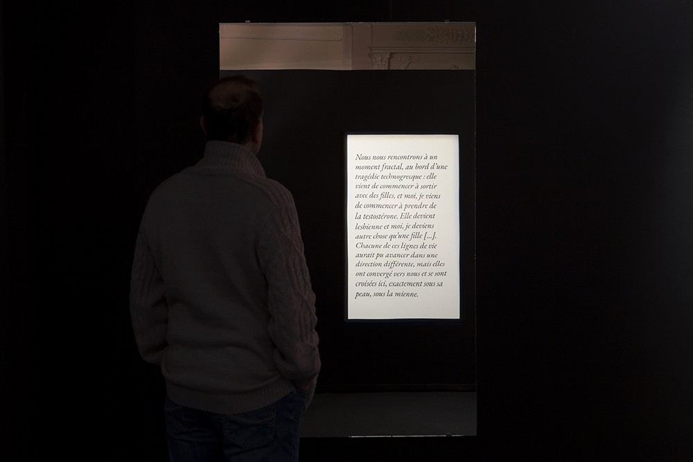 Homme devant un miroir lisant le texte qui s'y reflète