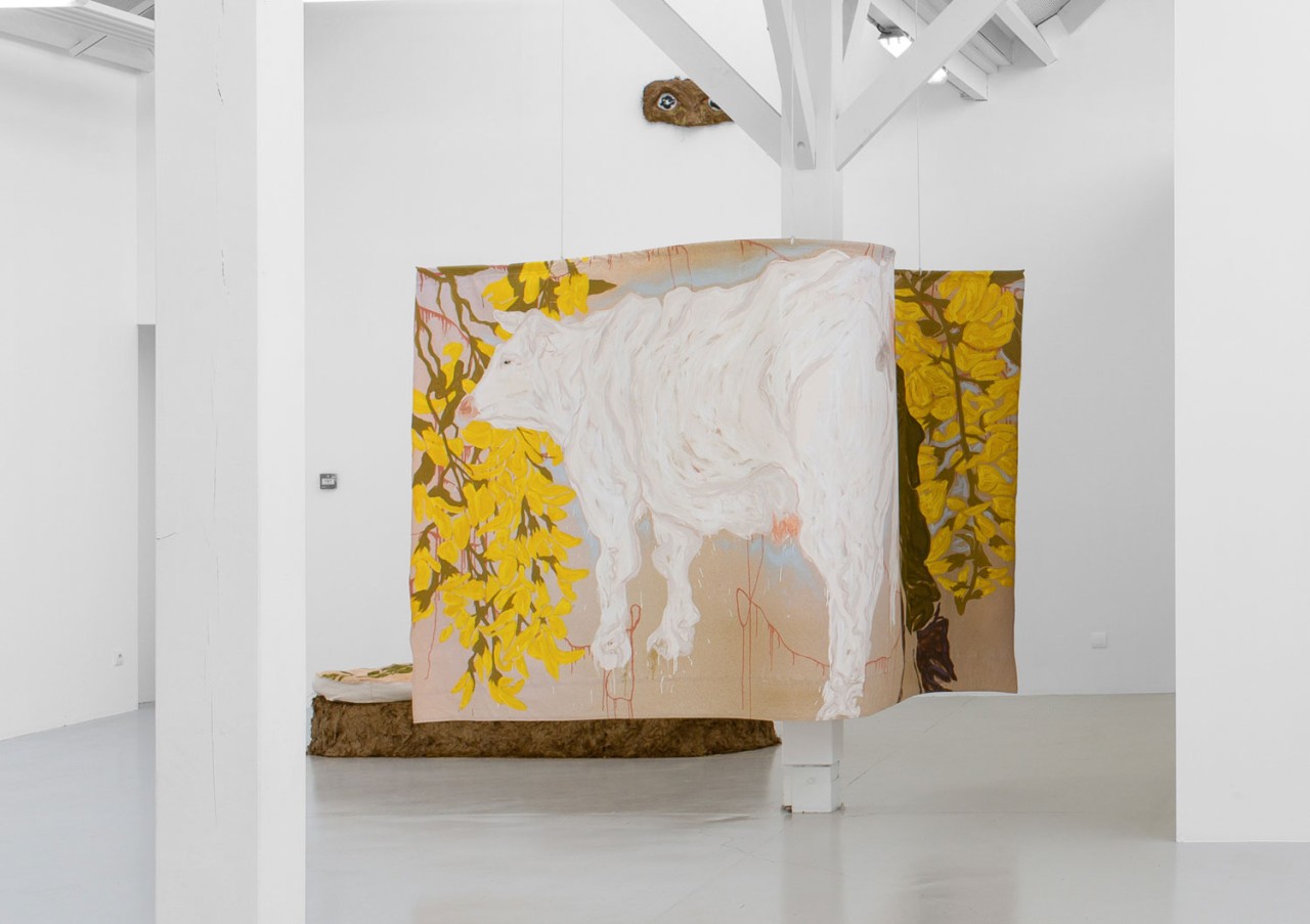l'oeuvre est une peinture sur tissu mesurant 190 centimètres de haut sur 350 centimètres de large. On voit une vache blanche en train vêler aidée par un paysan. Derrière la vache, on voit un bouquet de fleurs.