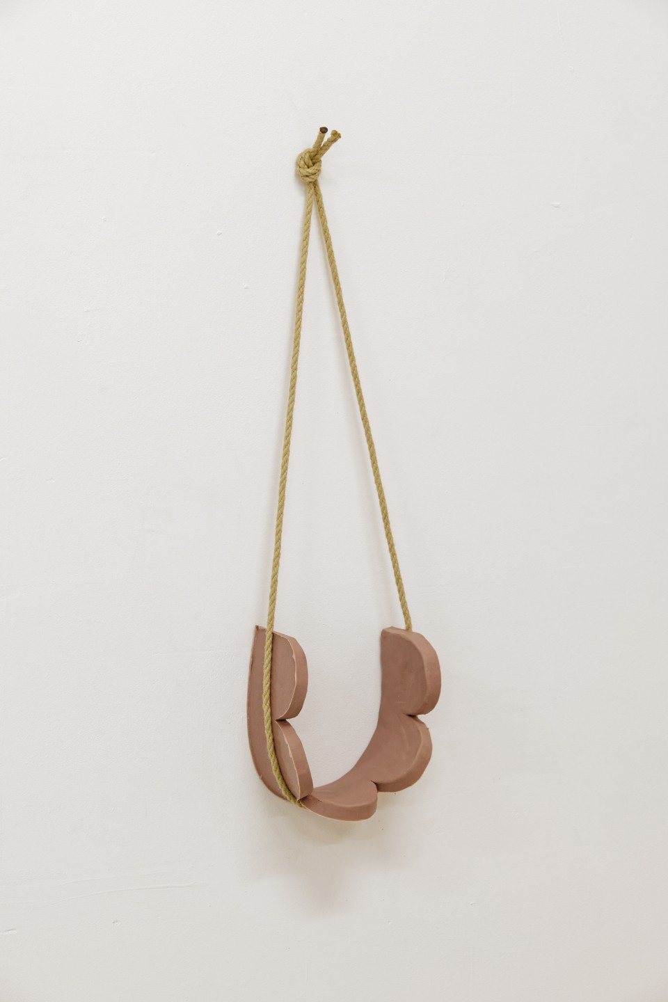 Sept empreintes en silicone réalisées à partir d’objets, de textures et de matières trouvés, récoltés par l’artiste à Brest ou ailleurs. Maxence Chevreau applique la technique du thermoformage pour réaliser des moules et transformer la matière en formes sculpturales. Ce processus automatique emmène des formes et objets existants dans une lecture visuelle.